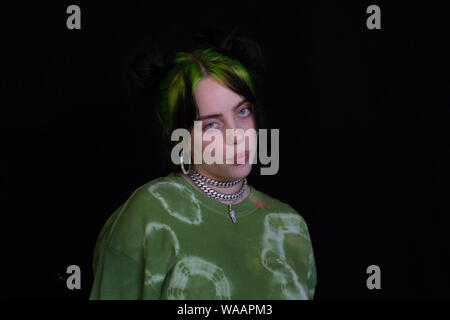 Hambourg, Allemagne. Août 16, 2019. L'US-chanteuse Billie Eilish au cours d'un entretien à la musique et art festival 'MS Dockville'. Eilish a été l'un des étoiles au festival de trois jours dans le district de Wilhelmsburg. Credit : Jonas Walzberg/dpa/Alamy Live News Banque D'Images