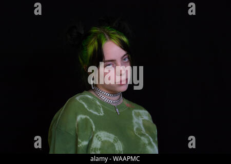 Hambourg, Allemagne. Août 16, 2019. L'US-chanteuse Billie Eilish au cours d'un entretien à la musique et art festival 'MS Dockville'. Eilish a été l'un des étoiles au festival de trois jours dans le district de Wilhelmsburg. Credit : Jonas Walzberg/dpa/Alamy Live News Banque D'Images