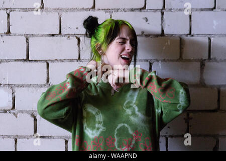 Hambourg, Allemagne. Août 16, 2019. L'US-chanteuse Billie Eilish au cours d'un entretien à la musique et art festival 'MS Dockville'. Eilish a été l'un des étoiles au festival de trois jours dans le district de Wilhelmsburg. Credit : Jonas Walzberg/dpa/Alamy Live News Banque D'Images