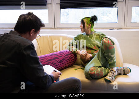 Hambourg, Allemagne. Août 16, 2019. L'US-chanteuse Billie Eilish au cours d'un entretien à la musique et art festival 'MS Dockville'. Eilish a été l'un des étoiles au festival de trois jours dans le district de Wilhelmsburg. Credit : Jonas Walzberg/dpa/Alamy Live News Banque D'Images