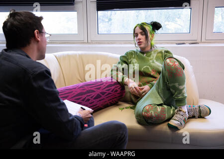 Hambourg, Allemagne. Août 16, 2019. L'US-chanteuse Billie Eilish au cours d'un entretien à la musique et art festival 'MS Dockville'. Eilish a été l'un des étoiles au festival de trois jours dans le district de Wilhelmsburg. Credit : Jonas Walzberg/dpa/Alamy Live News Banque D'Images