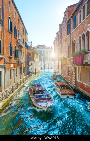 Venise, Italie - 30 Sep 2018 : vue pittoresque de Venise avec de l'eau célèbre canal et maisons colorées. Matin splendide scène en Italie, l'Europe. Banque D'Images