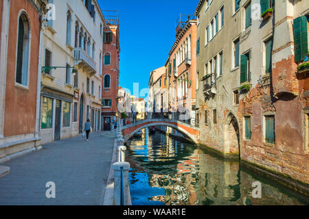 Venise, Italie - 30 Sep 2018 : vue pittoresque de Venise avec de l'eau célèbre canal et maisons colorées. Matin splendide scène en Italie, l'Europe. Banque D'Images