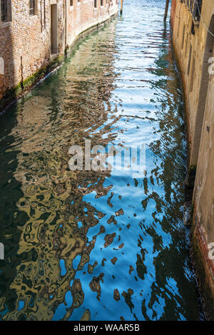 Venise, Italie - 30 Sep 2018 : vue pittoresque de Venise avec de l'eau célèbre canal et maisons colorées. Matin splendide scène en Italie, l'Europe. Banque D'Images