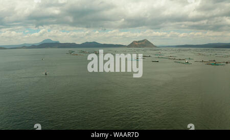 Volcan Taal sur une île dans le lac Middle avec fish farm, vue aérienne. Luzon, Philippines paysage tropical, montagnes et volcan au lac. Banque D'Images