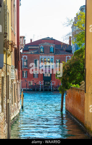 Venise, Italie - 30 Sep 2018 : vue pittoresque de Venise avec de l'eau célèbre canal et maisons colorées. Matin splendide scène en Italie, l'Europe. Banque D'Images