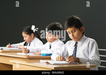 L'École d'enfants qui étudient dans une classe Banque D'Images