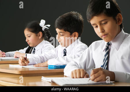 L'École d'enfants qui étudient dans une classe Banque D'Images