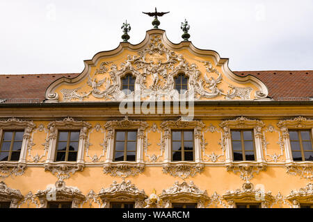 Belle façade de la Falkenhaus en haut à la place du marché dans la vieille ville de Wurtzbourg Banque D'Images