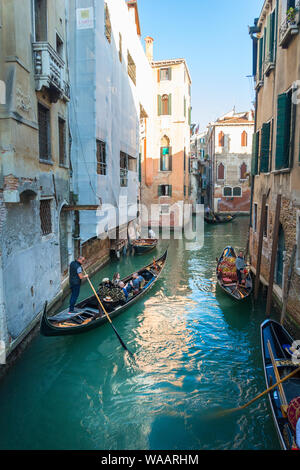 Venise, Italie - 30 Sep 2018 : vue pittoresque de Venise avec de l'eau célèbre canal et maisons colorées. Matin splendide scène en Italie, l'Europe. Banque D'Images