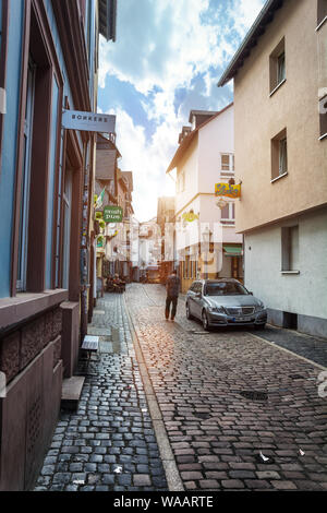 FRANKFURT AM MAIN, ALLEMAGNE - le 18 mai 2016 : - l'historique Sachsenhausen rive sud , qui a conservé son caractère typique du xixe siècle, très différents Banque D'Images