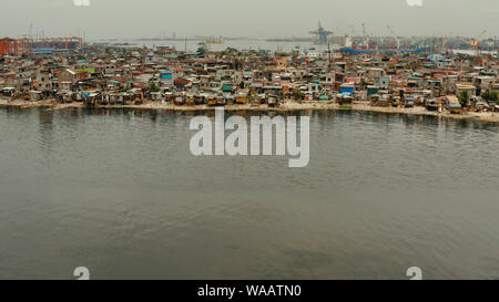 Bidonville près de port de Manille, Philippines, vue du dessus. beaucoup de déchets dans l'eau. Banque D'Images