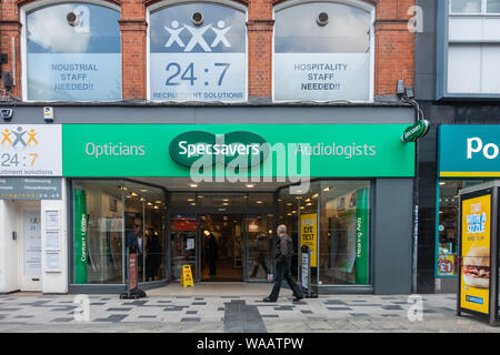 L'avant de Opticiens Specsavers sur High Street à Slough, Berkshire, Royaume-Uni. Banque D'Images