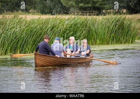 Les visiteurs au moulin de Flatford voitures bateaux à rames pour explorer la rivière Stour, Dedham Vale, Suffolk, Angleterre, RU Banque D'Images