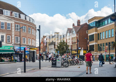 Une vue plongeante de la grand-rue à Slough, Royaume-Uni. Banque D'Images