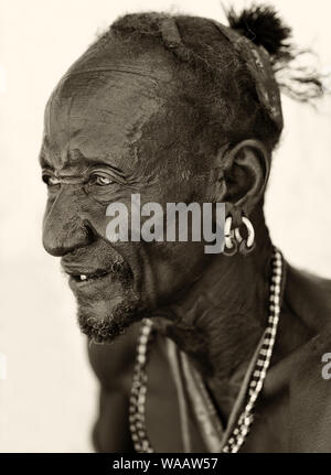 Vieux homme Turkana avec coiffe traditionnelle assister à une cérémonie à Loyangalani, au Kenya. Banque D'Images