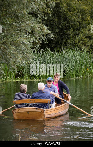 Les visiteurs au moulin de Flatford voitures bateaux à rames pour explorer la rivière Stour, Dedham Vale, Suffolk, Angleterre, RU Banque D'Images