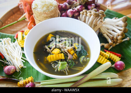Soupe aux champignons Ingrédients de fines herbes et d'épices Thai Food servi sur la cuvette / mélanger différentes sortes de champignons alimentaires nord-est de tradition Isaan délicieux avec veg Banque D'Images