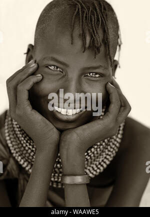 Belle fille avec des tribus Turkana collier traditionnel et coiffure à Loyangalani, au Kenya. Banque D'Images