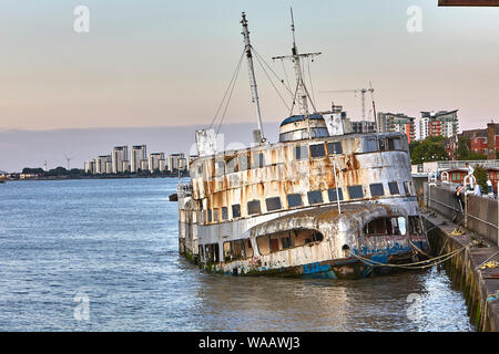 Le MV est un iris Royal, à double vis, diesel-électrique ancien Mersey Ferry. Le navire a été construit par William Denny & Brothers. Banque D'Images