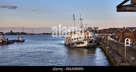 Le MV est un iris Royal, à double vis, diesel-électrique ancien Mersey Ferry. Le navire a été construit par William Denny & Brothers. Banque D'Images