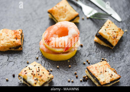 Crevettes fraîches sandwich citron servi sur la plaque noire / bouillir les crevettes décortiquées crevettes cuites avec des épices et de la bouffée de sésame dans le restaurant de fruits de mer Banque D'Images