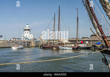 Harlingen, Pays-Bas, le 26 juillet 2019 : voir de Dok port avec bateaux à voile historique et d'un yacht moderne près de l'écluse et le port contr Banque D'Images