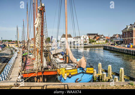 Harlingen, Pays-Bas, le 26 juillet 2019 historique : voiliers amarrés dans le port et la vieille ville à l'arrière-plan Banque D'Images