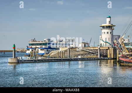 Harlingen, Pays-Bas, le 26 juillet 2019 : vue sur le port avec la tour de contrôle maritime et le ferry pour l'île de Terschelling Banque D'Images