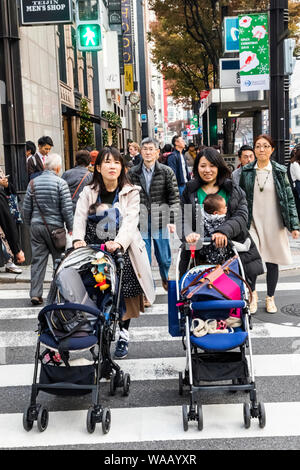 Le Japon, Honshu, Tokyo, Ginza, deux jeunes mères poussant des landaus et portant des bébés, 30075848 Banque D'Images