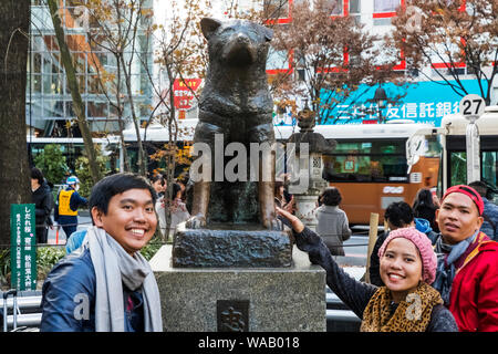 Le Japon, Honshu, Tokyo, Shibuya, les touristes asiatiques posant avec Hachiko Statue, 30075911 Banque D'Images