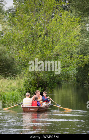 Les visiteurs au moulin de Flatford voitures bateaux à rames pour explorer la rivière Stour, Dedham Vale, Suffolk, Angleterre, RU Banque D'Images