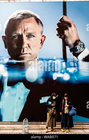 Le Japon, Honshu, Tokyo, Ginza, les femmes en face de Daniel Craig Affiche publicitaire de montres Omega, 30076019 Banque D'Images