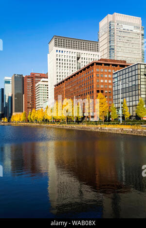 Le Japon, Honshu, Tokyo, Marunouchi, Hibiya-dori et Marunouchi Salon Skyline reflétée dans le Palais Impérial, douves extérieures 30076061 Banque D'Images