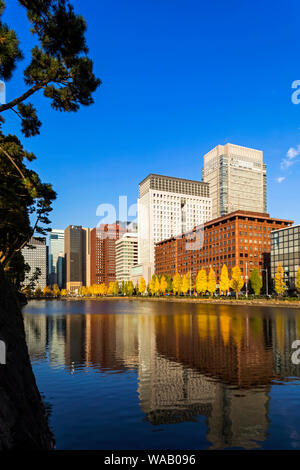 Le Japon, Honshu, Tokyo, Marunouchi, Hibiya-dori et Marunouchi Salon Skyline reflétée dans le Palais Impérial, douves extérieures 30076062 Banque D'Images