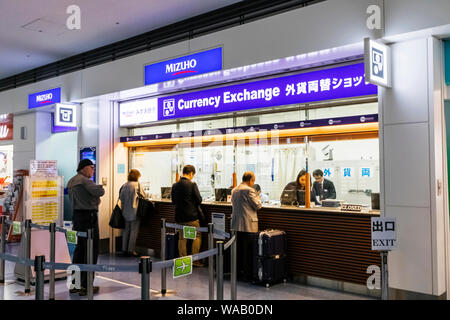 Le Japon, Honshu, Tokyo, l'aéroport de Haneda, Terminal, zone de départ de l'International, les clients de changer de l'argent à l'Office de Change, 30076196 Banque D'Images