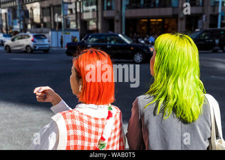 Le Japon, Honshu, Tokyo, Yurakucho, Ginza, Shoppers Femme avec les cheveux colorés, 30076414 Banque D'Images