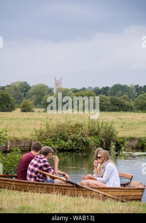 Les visiteurs au moulin de Flatford voitures bateaux à rames pour explorer la rivière Stour, Dedham Vale, Suffolk, Angleterre, RU Banque D'Images