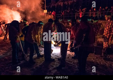 L'éclairage des torches au 2019 jusqu'Helly Aa festival on a snowy winter's night à Lerwick, Shetland Banque D'Images