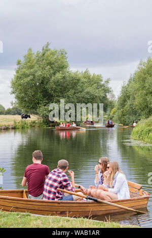 Les visiteurs au moulin de Flatford voitures bateaux à rames pour explorer la rivière Stour, Dedham Vale, Suffolk, Angleterre, RU Banque D'Images