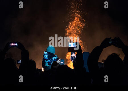 Des foules de gens essaient d'attraper un aperçu de l'incendie de la cuisine à l'2019 Helly Aa festival à Lerwick, Shetland - (mode paysage) Banque D'Images