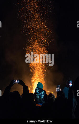 Des foules de gens essaient d'attraper un aperçu de l'incendie de la cuisine à la spectaculaire festival 2019 Haut Helly Aa à Lerwick, Shetland (mode portrait) Banque D'Images