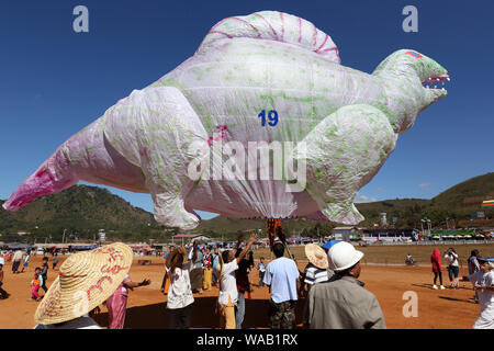 Festival de ballons à air chaud à Yangon, Myanmar (Birmanie). Les ballons sont libérés pour célébrer la fête des lumières de 'bouddhiste' Banque D'Images