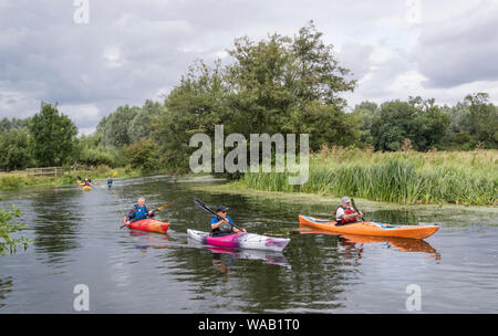 Les visiteurs au moulin de Flatford voitures bateaux à rames pour explorer la rivière Stour, Dedham Vale, Suffolk, Angleterre, RU Banque D'Images