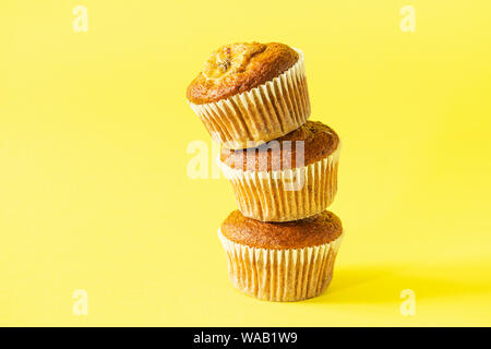 Pile de muffins aux bananes sur un fond jaune. Dessert végétalien sain. La structure horizontale. Copier l'espace. Selective focus Banque D'Images