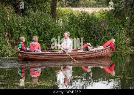 Les visiteurs au moulin de Flatford voitures bateaux à rames pour explorer la rivière Stour, Dedham Vale, Suffolk, Angleterre, RU Banque D'Images