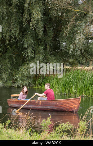 Les visiteurs au moulin de Flatford voitures bateaux à rames pour explorer la rivière Stour, Dedham Vale, Suffolk, Angleterre, RU Banque D'Images