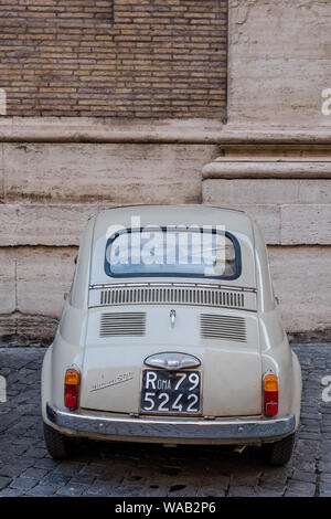 Beige classique italien Nuova 500 voiture avec un fond beige Banque D'Images