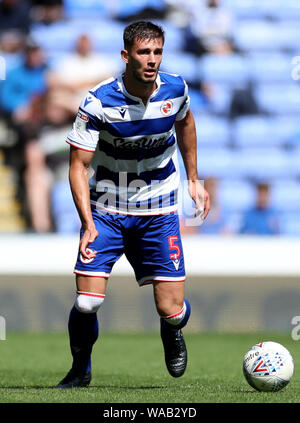 La lecture Matt Miazga en action au cours de la Sky Bet Championship match au stade Madejski, lecture. Banque D'Images