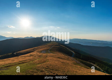 Coucher du soleil sur l'été du parc national Balkan Central en vieille montagne Stara planina ( ), la Bulgarie. Vue panoramique photo à couper le souffle. Banque D'Images